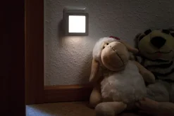 Veilleuse Esby avec capteur crépusculaire carré 3000K 0,7lm