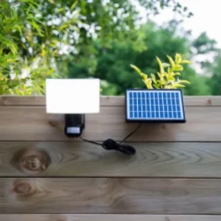 Xanlite - Projecteur mural solaire LED IP44 à détection de mouvement, 1000 Lumens, 6500 Kelvin, Blanc froid - PRS1000D